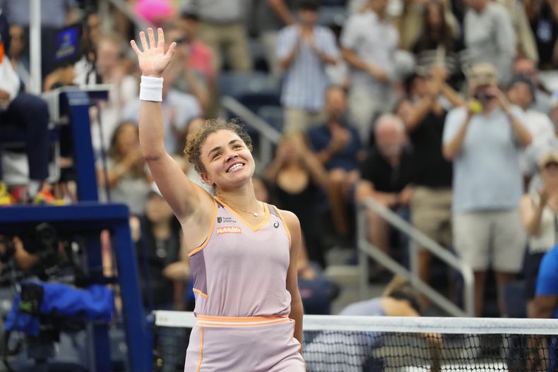 La italiana Jasmine Paolini reacciona al vencer a la kazaja Yulia Putintseva en la tercera ronda del Abierto de Estados Unidos el sábado 31 de agosto del 2024. (AP Foto/Kirsty Wigglesworth)