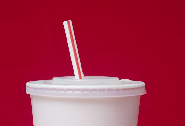 En esta imagen de archivo, un vaso de refresco de McDonalds, con una pajita de plástico, en Surfside, Florida, el 24 de mayo de 2018. (AP Foto/Wilfredo Lee, archivo)