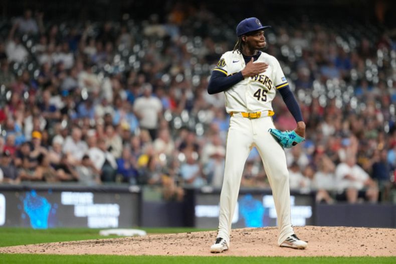 El dominicano Abner Uribe hace un gesto durante el juego del martes 26 de mayo de 2026 ante los Cardenales de San Luis (AP Foto/Aaron Gash)