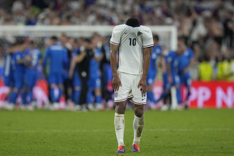 Jude Bellingham, de Inglaterra, se lamenta al final de un partido de la Eurocopa ante Eslovenia, el martes 25 de junio de 2024, en Colonia, Alemania (AP Foto/Martin Meissner)