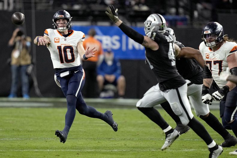 Bo Nix (10), quarterback de los Broncos de Denver, lanza el balón frente a los Raiders de Las Vegas durante la segunda mitad del partido de la NFL, el domingo 24 de noviembre de 2024, en Las Vegas. (AP Foto/John Locher)