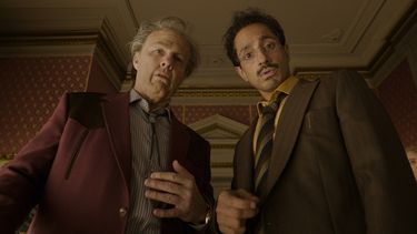 Esta imagen, difundida por Warner Bros. Pictures, muestra a Tom Cruise (izquierda) y Riz Ahmed en una escena de Digger. (Warner Bros. Pictures via AP)