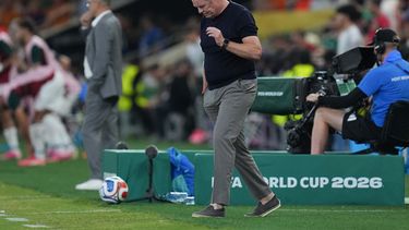 Ronald Koeman, entrenador de Holanda, reacciona durante el partido de dieciseisavos de final de la Copa del Mundo ante Marruecos, el lunes 29 de junio de 2026, en Monterrey, México (AP Foto/Dolores Ochoa)