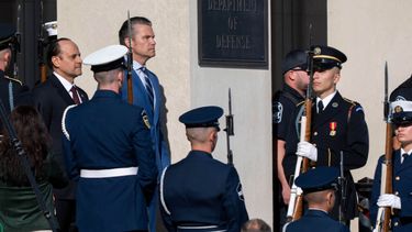 El secretario de Defensa de EEUU, Pete Hegseth, da la bienvenida al ministro de Defensa de Qatar, el jeque Saoud Al Thani, a la izquierda, al Pentágono, el viernes 10 de octubre de 2025 en Washington. (AP Foto/Kevin Wolf)