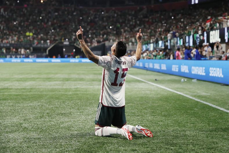 El volante mexicano Uriel Antuna celebra tras anotar un gol ante Uzbekistán durante un partido amistoso, el miércoles 12 de septiembre de 2023, en Atlanta. (Miguel Martínez/Atlanta Journal-Constitution vía AP)
