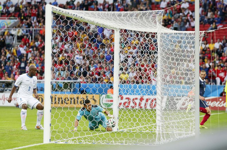 El arquero de Honduras, Noel Valledares, intenta sacar la pelota del arco tras un gol de Francia en el Mundial el domingo, 15 de junio de 2014, en Porto Alegre, Brasil. (AP Photo/Jon Super)