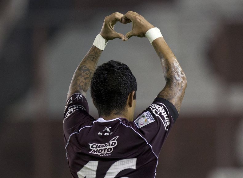V&iacute;ctor Ayala, del club argentino Lan&uacute;s, festeja su gol frente al Caracas de Venezuela durante el juego de vuelta de repechaje de la Copa Libertadores en Buenos Aires, Argentina, el jueves 6 de febrero de 2014. (Foto AP/Eduardo Di Baia)