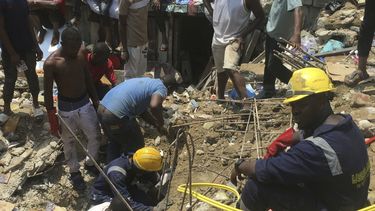 Ocho muertos al desplomarse escuela en Nigeria