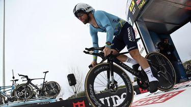 En foto del 4 de marzo del 2024, el británico Mark Cavendish al inicio de la contrarreloj individual de 10 kilómetros en la carrera de Tirreno-Adriatico. El martes 2 de abril del 2024, retrasan el regreso a las competencias de Cavendish por enfermedad. (Gian Mattia DAlberto/LaPresse via AP)