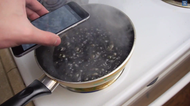 iphone 6 hierve en coca-cola (video)