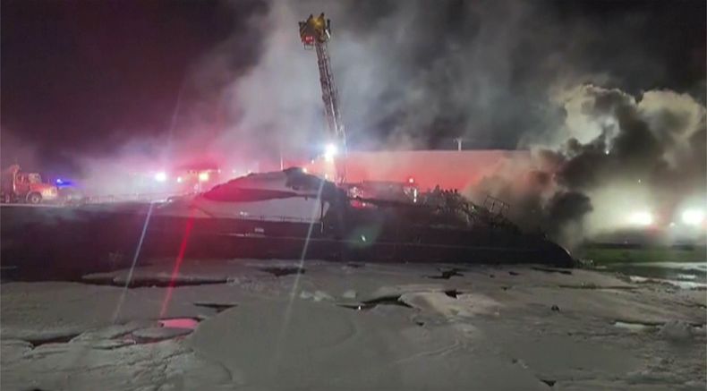 Bomberos tratan de sofocar un incendio en yates de lujo en Miami, la madrugada del viernes 7 de marzo de 2025. (WSVN-TV vía AP)