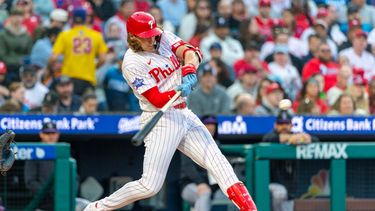 Alec Bohm, de los Filis de Filadelfia, conecta un jonrón solitario durante la tercera entrada de un partido de béisbol contra los Rockies de Colorado, el sábado 9 de mayo de 2026, en Filadelfia. (Foto AP/Laurence Kesterson)