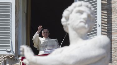 americateve | El papa Francisco imparte la bendici&oacute;n durante la oraci&oacute;n del mediod&iacute;a desde la ventana de su estudio donde se aprecia la Plaza de San Pedro, el domingo 9 de marzo de 2014, en el Vaticano. (Foto AP/Andrew Medichini)