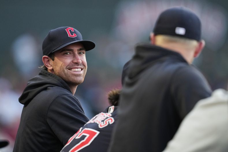 ARCHIVO - Foto del 25 de mayo del 2024, Shane Bieber de los Guardianes de Cleveland en el dugout en la tercera entrada ante los Angelinos de Los Ángeles. (AP Foto/Ashley Landis, file)