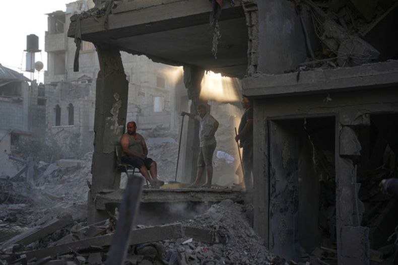 Un edificio dañado por un bombardeo israelí en el Campamento Al-Maghazi en la Franja de Gaza, el 12 de junio del 2026. (AP foto/Abdel Kareem Hana)