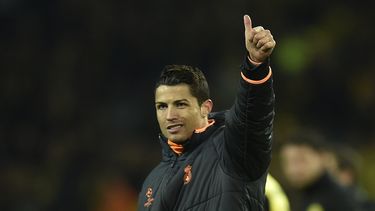 americateve | El jugador de Real Madrid, Cristiano Ronaldo, saluda a ss hinchas al final de un partido contra Borussia Dortmund por la Liga de Campeones el martes, 8 de abril de 2014, en Dortmund, Alemania. (AP Photo/Martin Meissner)