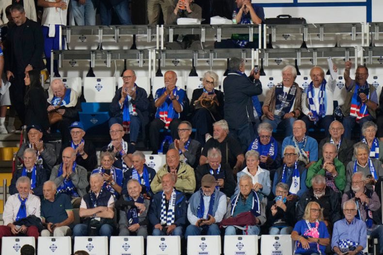 Unos aficionados mayores del Como se sientan en la tribuna antes del inicio del partido de la fase inicial de la Liga de Campeones de fútbol entre el Como y el Leipzig en Como, Italia, el jueves 10 de septiembre de 2026, mientras directivos del Como ceden sus asientos a los seguidores de mayor edad. (Foto AP/Luca Bruno)