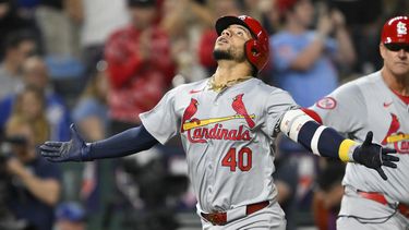 Willson Contreras, de los Cardenales de San Luis, celebra un jonrón de dos carreras durante la novena entrada del juego de béisbol en contra de los Reales de Kansas City, el viernes 9 de agosto de 2024, en Kansas City, Missouri. (AP Foto/Reed Hoffmann)