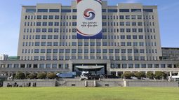 ARCHIVO - El nuevo edificio de la oficina presidencial se ve en Seúl, Corea del Sur, el 9 de mayo de 2022. La oficina presidencial de Corea del Sur afirmó el jueves que la iniciativa del país de establecer relaciones diplomáticas con Cuba asestaría un “golpe político y psicológico” a su rival Corea del Norte, cuyas alianzas diplomáticas se reducen principalmente a un pequeño grupo de aliados de la Guerra Fría. (Yonhap via AP, Archivo)