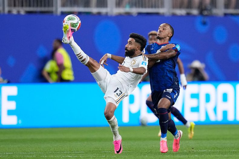 Nawaf Bu Washl (13), de Arabia Saudí, disputa un balón contra Dailon Livramento (19) de Cabo Verde, durante su partido por el Grupo H del Mundial, el viernes 26 de julio de 2026, en Houston. (AP Foto/Ashley Landis)