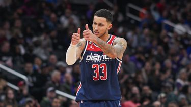 ARCHIVO - Foto del 18 de marzo del 2023, el alero de los Wizards de Washington Kyle Kuzma hace un gesto a un compañero en el encuentro ante los Kings de Sacramento. (AP Foto/Jess Rapfogel, Archivo)