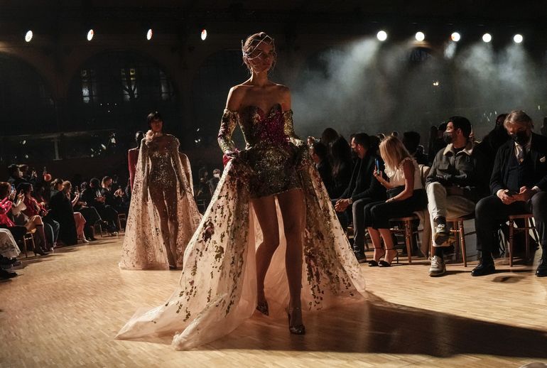 Raza, edad, peso, Valentino apoya diversidad en París