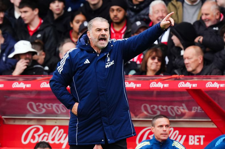 El técnico del Nottingham Forest Ange Postecoglou grita instrucciones en el encuentro de la Liga Premier ante el Chelsea el sábado 18 de octubre del 2025. (Mike Egerton/PA via AP)