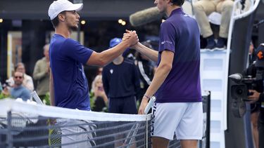 Medvedev se mete en cuartos en el torneo de Adelaide