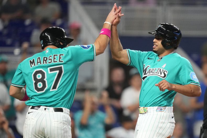 Jakob Marsee celebra con su compañero de los Marlins de Miami Christopher Morel tras anotar en un sencillo del dominicano Heriberto Hernández en la octava entrada ante los Nacionales de Washington el domingo 10 de mayo del 2026. (AP Foto/Lynne Sladky)
