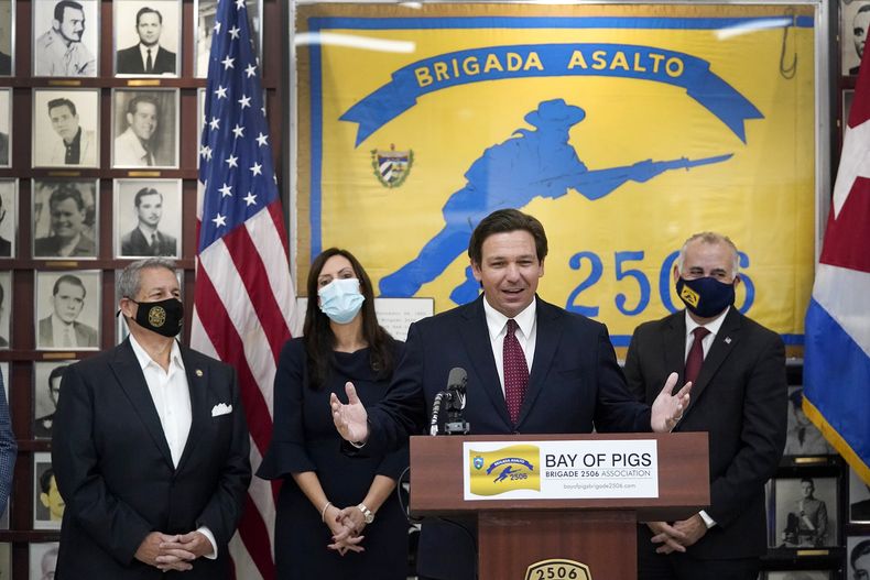 El gobernador de Florida, Ron DeSantis, durante un encuentro con exiliados cubanos. (Archivo)