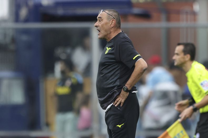 Maurizio Sarri, técnico de la Roma, da indicaciones durante el partido ante Como, el domingo 24 de agosto de 2025 (Antonio Saia/LaPresse via AP)