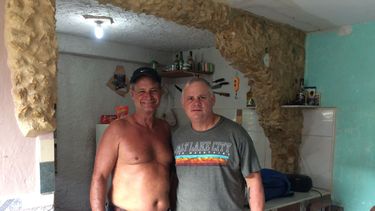 &nbsp;Carlos Luis Garay Lohuis, de 58 años, junto a un familiar en Cuba. Cortesía.&nbsp;