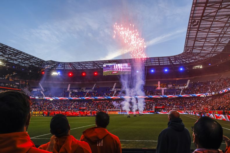 Se lanzan fuegos artificiales antes del Juego 2 de la primera ronda de los playoffs de la Copa MLS entre el Columbus Crew y los New York Red Bulls, el domingo 3 de noviembre de 2024, en Harrison, Nueva Jersey (AP Foto/Eduardo Muñoz Álvarez)