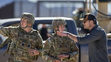 El secretario de Defensa Pete Hegseth, a la derecha, es informado por soldados del Ejército durante una visita a la frontera entre Estados Unidos y México, el lunes 3 de febrero de 2025, en Sunland Park, Nuevo México. (AP Foto/Andres Leighton, Archivo)
