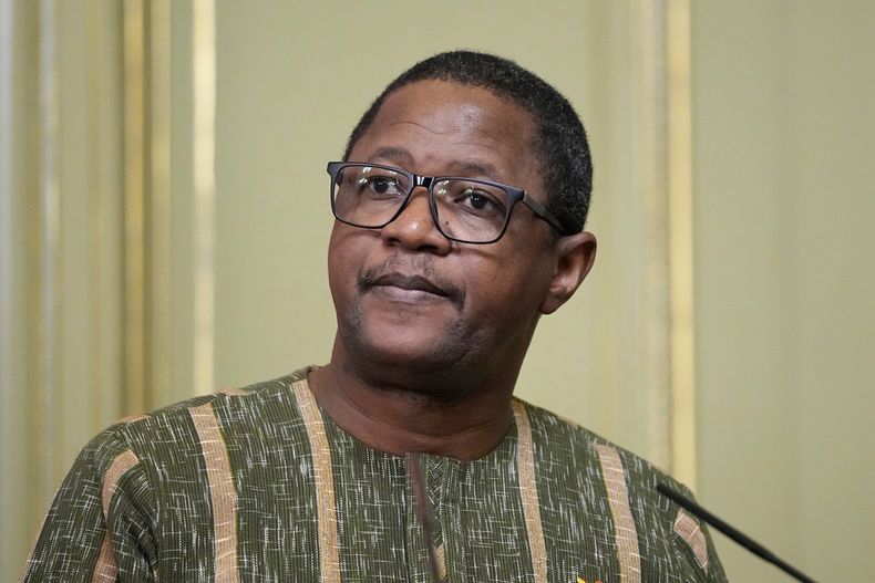 El ministro de exteriores de Burkina Faso Karamoko Jean Marie Traore en conferencia de prensa en Moscú el 3 de abril del 2025. (AP foto/Pavel Bednyakov, Pool)