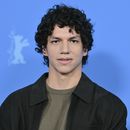 ARCHIVO - El actor y bailarín Isaac Hernández posa para los fotógrafos durante una sesión fotográfica para la película Dreams en el Festival Internacional de Cine, Berlinale, en Berlín, el sábado 15 de febrero de 2025. (Sebastian Christoph Gollnow/dpa via AP)