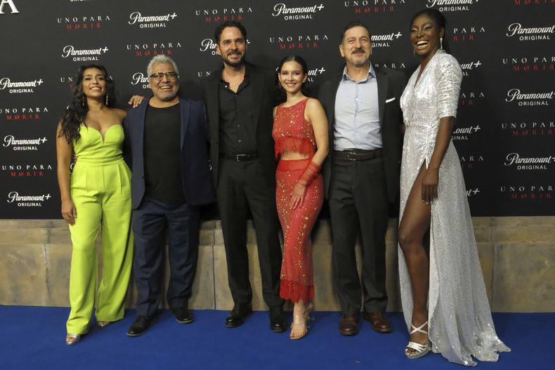 El elenco de la película de Paramount+ Uno para morir, posa en la premiere de la película en la Ciudad de México el jueves 4 de mayo de 2023. (Foto AP/Berenice Bautista)