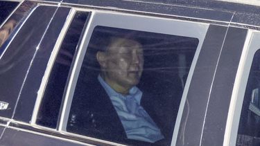 El presidente surcoreano Yoon Suk Yeol, quien se encuentra suspendido del cargo, dentro de un vehículo en camino a un centro de detención, el miércoles 15 de enero de 2025, en Uiwang, Corea del Sur. (Kim Sung-min/Yonhap vía AP)