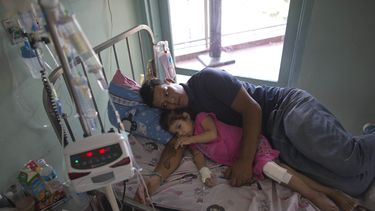 Raspón en rodilla genera crisis de salud de niña venezolana