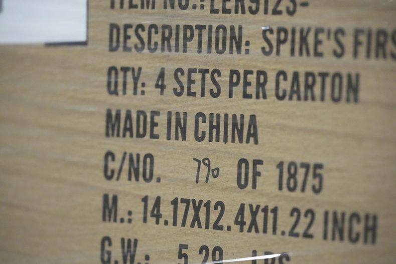 Un paquete para Learning Resources, una empresa de juguetes educativos cuyos productos se fabrican en China, en un almacén en Vernon Hills, Illinois, el 11 de abril de 2025. (AP Foto/Nam Y. Huh)
