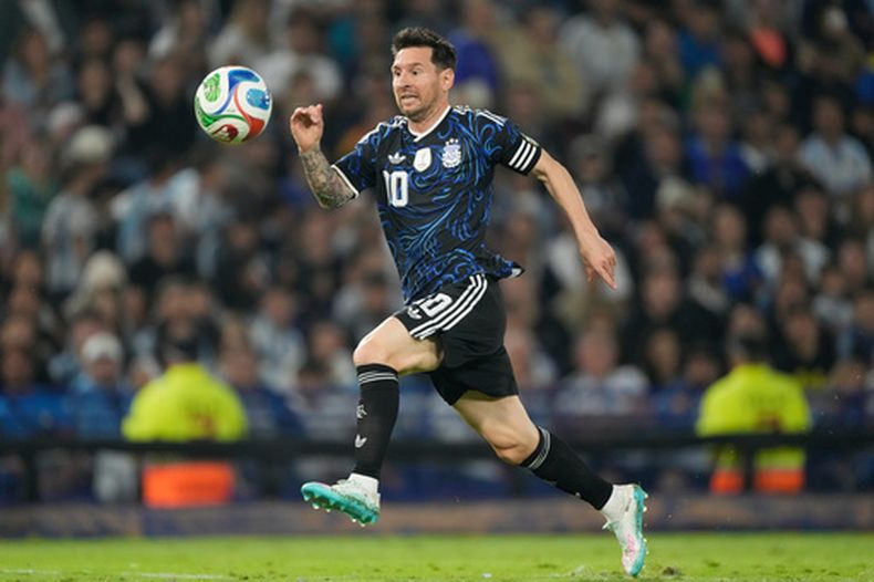 El capitán de Argentina, Lionel Messi, corre durante un amistoso contra Mauritania en Buenos Aires, Argentina, viernes 27 marzo, 2026. (AP Foto/Gustavo Garello)