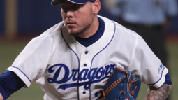 el pitcher cubano yariel rodriguez firma su primer contrato de grandes ligas con los azulejos de toronto