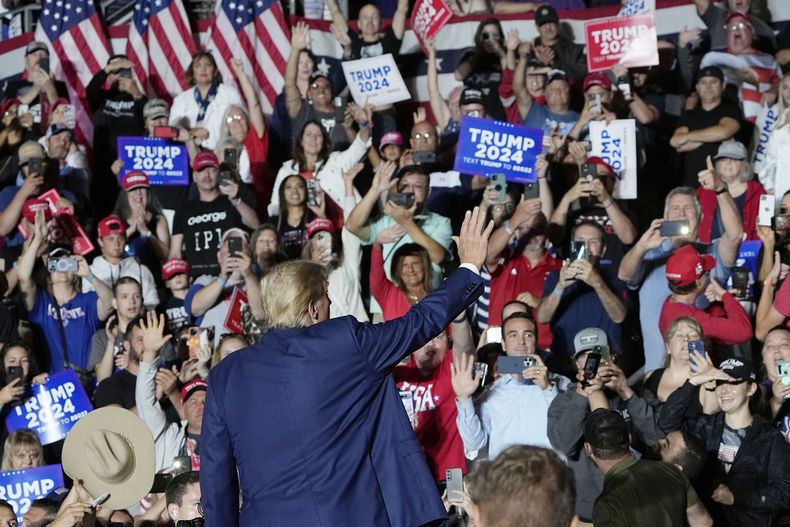 El expresidente y aspirante a la candidatura republicana a la presidencia de EEUU Donald Trump sale de un mitin de campaña el sábado 29 de julio de 2023 en Erie, Pensilvania. (AP Foto/Sue Ogrocki)