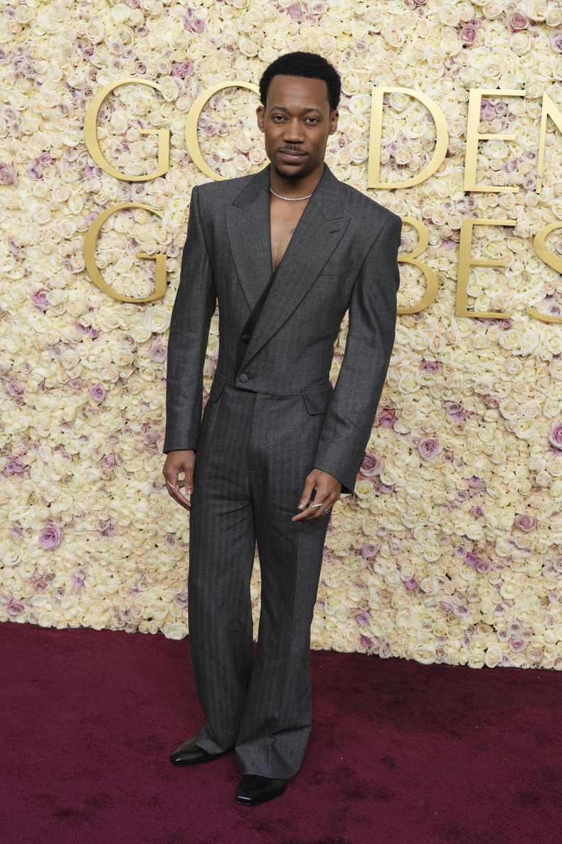 Tyler James Williams llega a la 82ª edición de los Globos de Oro el domingo 5 de enero de 2025 en el Beverly Hilton de Beverly Hills, California. (Foto Jordan Strauss/Invision/AP)