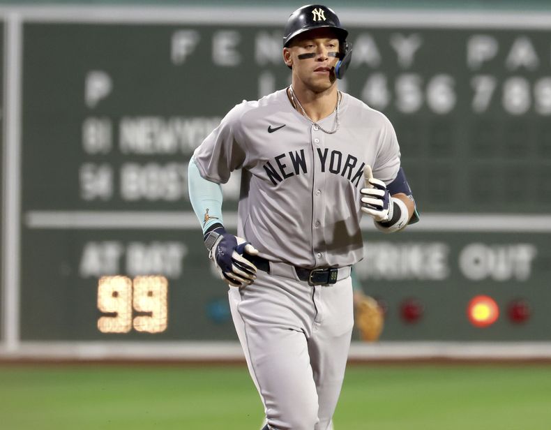 Aaron Judge, de los Yankees de Nueva York, recorre las bases luego de batear un jonrón en el duelo del viernes 12 de septiembre ante los Medias Rojas de Boston (AP Foto/Mark Stockwell)