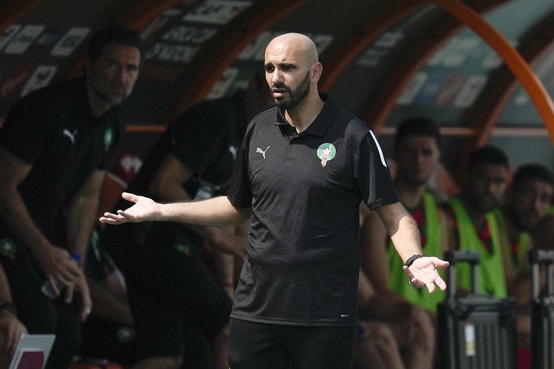El técnico de Marruecos Walid Regragui durante el partido contra Congo en la Copa Africana de Naciones, el domingo 21 de enero de 2023, en San Pedro, Costa de Marfil. (AP Foto/Themba Hadebe)