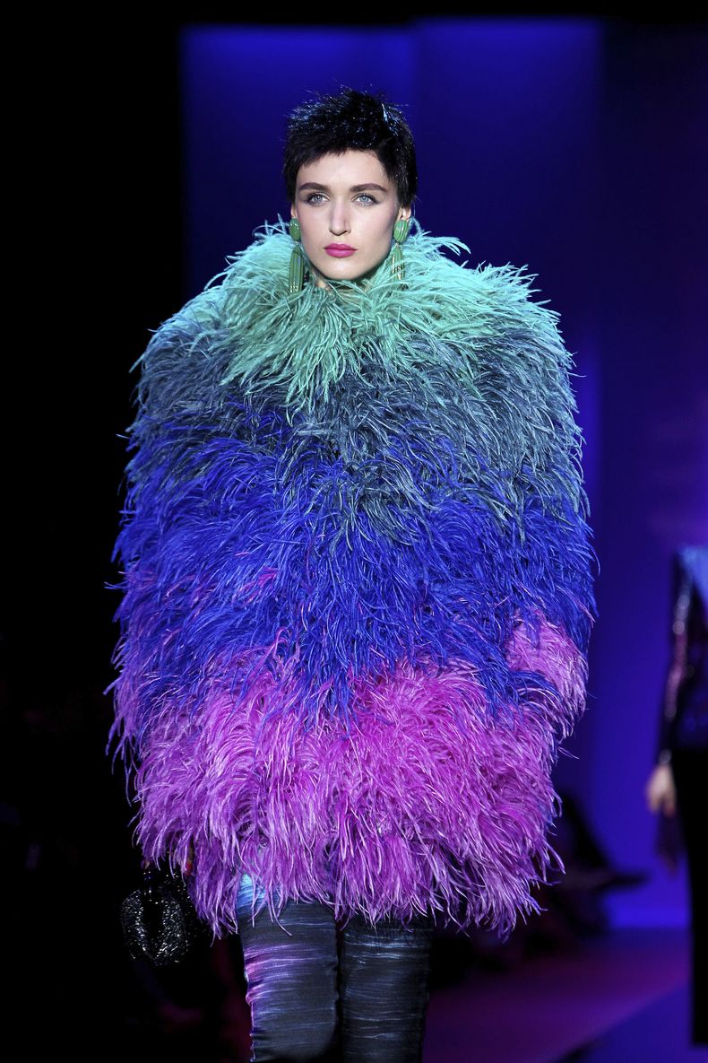 ARCHIVO - Una modelo luce una creación de la colección de Alta Costura otoño-invierno 2015/2016 de Giorgio Armani presentada en París, Francia, el 7 de julio de 2015. (AP Photo/Thibault Camus, archivo)
