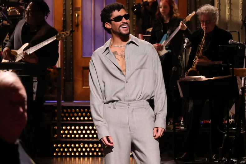 Esta imagen publicada por NBC muestra al presentador Bad Bunny durante su monólogo en Saturday Night Live en Nueva York el sábado 4 de octubre de 2025. (Will Heath/NBC via AP)