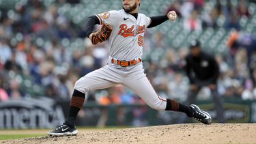Cionel Pérez lanza por los Orioles de Baltimore ante los Tigres, en Detroit, el domingo 30 de abril de 2023. (AP Foto/Paul Sancya)