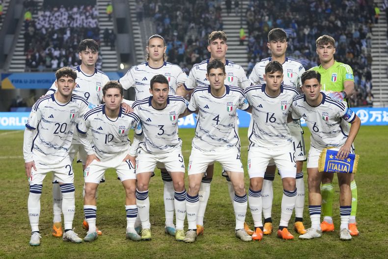 Los jugadores de Italia posan en la foto de equipo antes de disputar la final del Mundial Sub20 ante Uruguay en el estadio Diego Maradona de La Plata, Argentina, domingo 11 junio, 2023. (AP Foto/Natacha Pisarenko)
